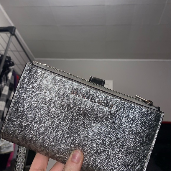 silver michael kors wallet - Picture 7 of 8